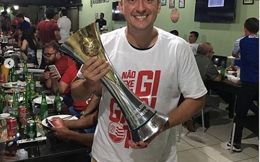 Ítalo Rodrigues com a taça de campeão da Série C