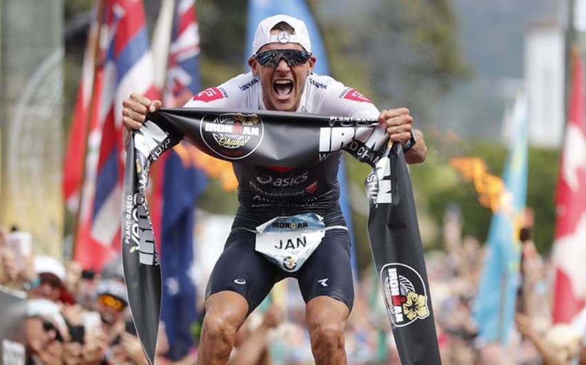O alemão Jan Frodeno vibra com o tricampeonato no Mundial de Ironman, em Kona, no Havaí. (Divulgação)