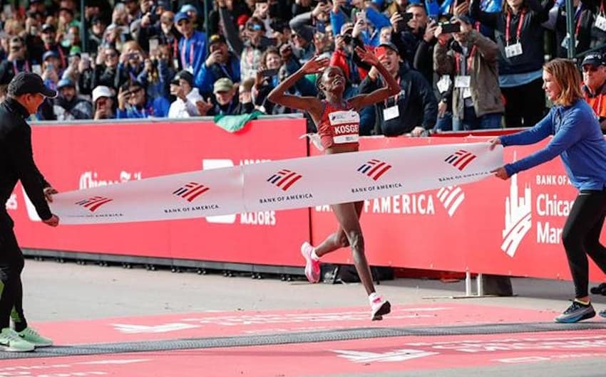 Brigid Kosgei vence a Maratona de Chicago e bate o recorde mundial, com 2h14m04s. (Divulgação)