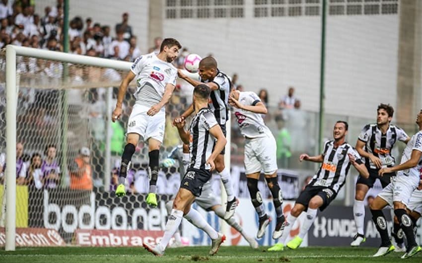 Léo Silva marcou o segundo gol do Galo na vitória sobre o Santos