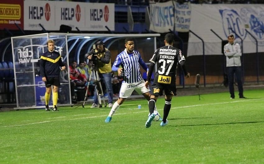 Lateral-direito Léo tem sido titular do Avaí neste Campeonato Brasileiro