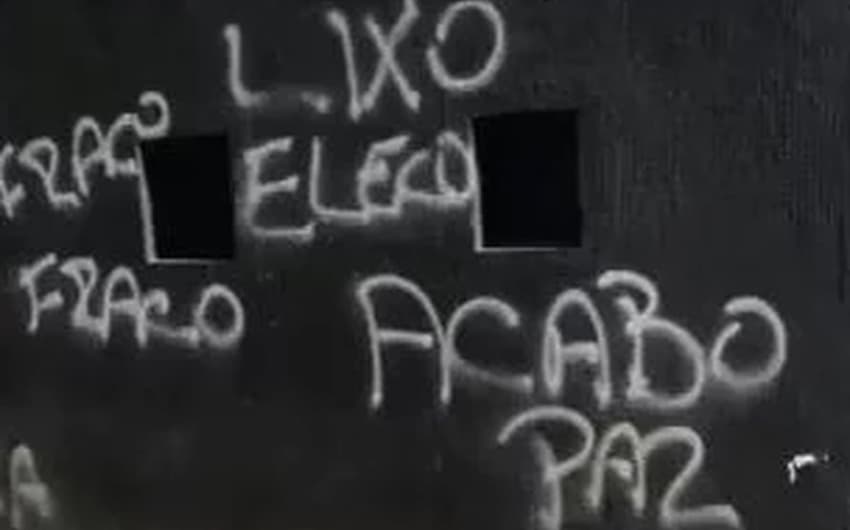 Torcida vandaliza sede-social do Corinthians e pede a demissão do técnico Fábio Carille