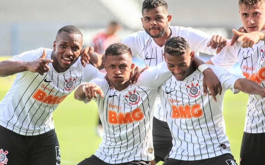 Jogadores do Corinthians festejam um dos gols anotados no São Paulo