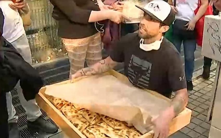 Valdivia distribui empanadas em fila do metrô