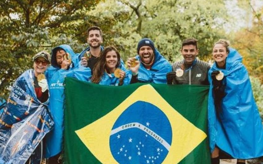 Fredison Costa (de preto) com outros brasileiros após a Maratona de Nova York 2019. (Divulgação)