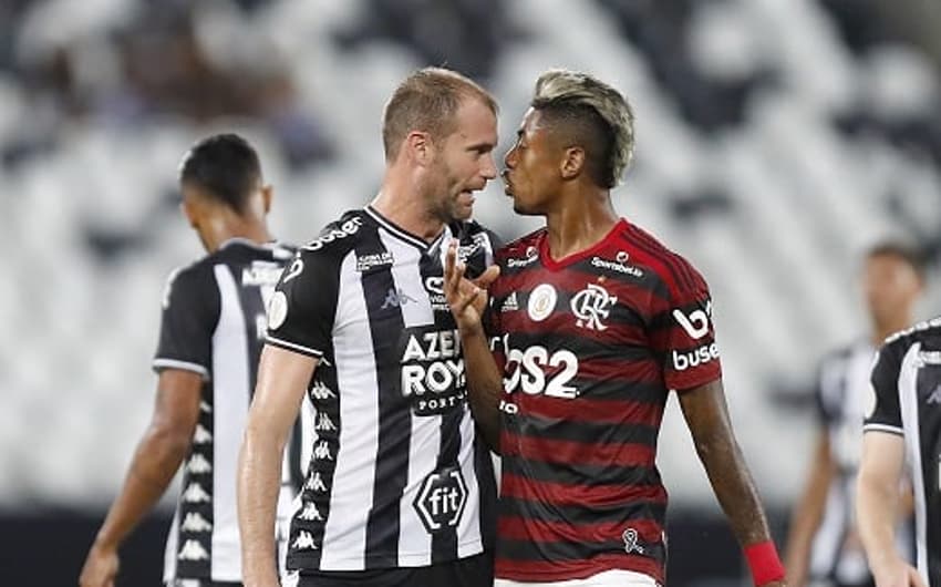 Botafogo x Flamengo - Carli e Bruno Henrique