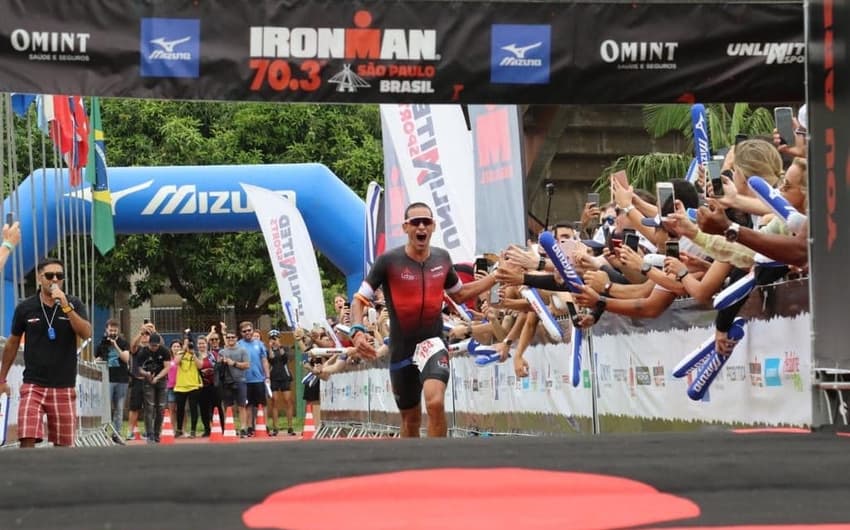 José Belarmino vibra com a vitória no Ironman 70.3 São Paulo. (Fábio Falconi/Unlimited Sports)