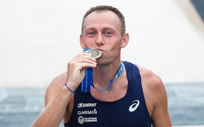 Stefano Baldini beija a medalha da Maratona de Atenas 2019. (Divulgação)