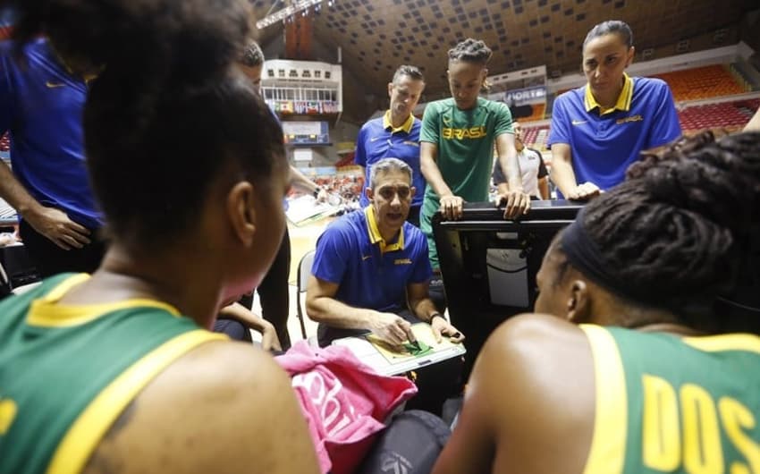 O técnico José Neto comanda a seleção brasileira de basquete feminino (Crédito: Fiba)