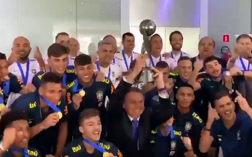 Brasil Sub-17 comemora o título mundial com Bolsonaro