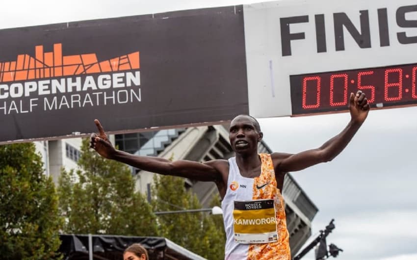 Geoffrey Kamworor comemora o novo recorde mundial da meia maratona. (Divulgação)