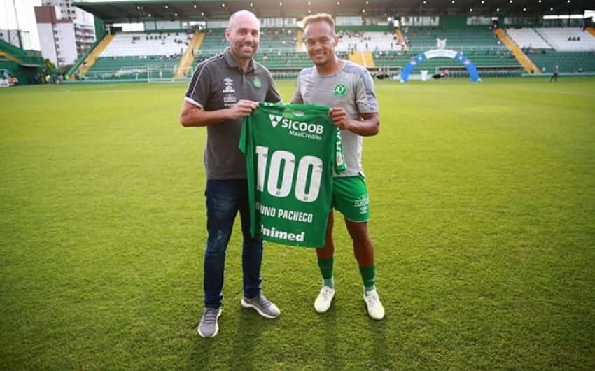 Camisa comemorativa de 100 jogos na Chapecoense para Bruno Pacheco