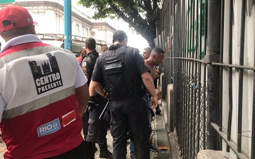 Homem é preso suspeito de furtar celular na comemoração do Flamengo