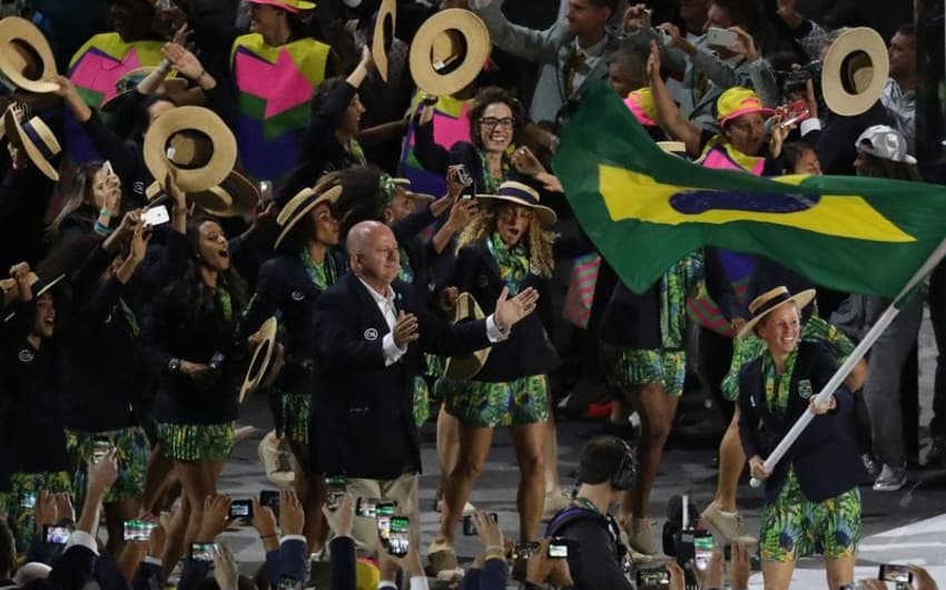 Delegação do Brasil desfila na Rio-2016. COI fará mudanças no formato do desfile de abertura para Tóquio-2020 (Crédito: Flavio Florido/Exemplus/COB)
