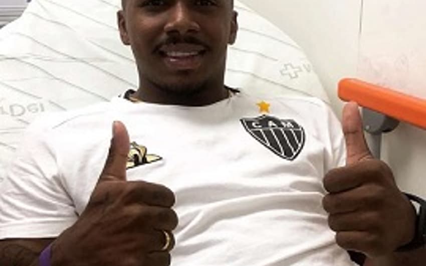 Marquinhos postou que está tudo bem com ele após o susto no jogo contra o Botafogo