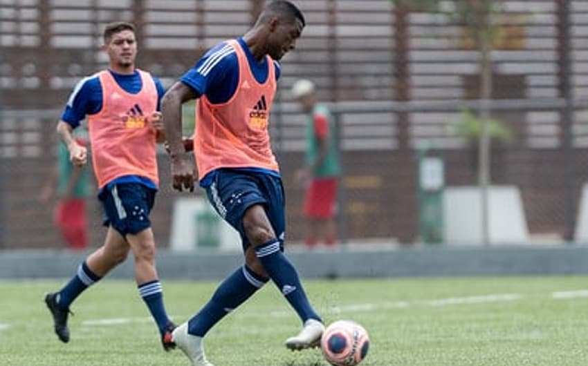 O time sub-20, que vai jogar a Copinha, já treina com a nova camisa. Os patrocínios também mudaram de lugar, com o BH virando patrocinador máster