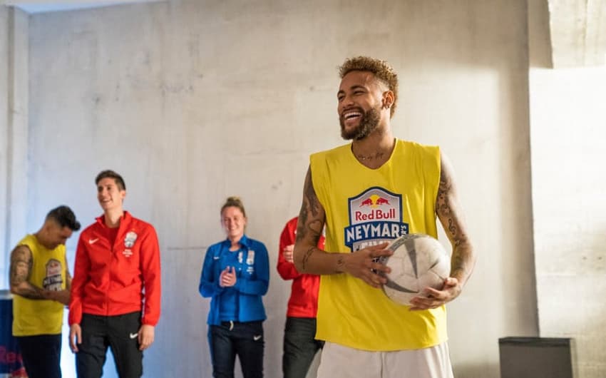 Neymar Jr interage com amigos e campeões de seu torneio mundial