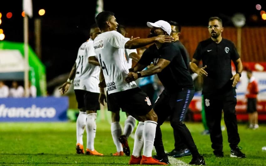 Ronald corre para os braços do técnico Dyego Coelho para comemorar um dos gols do Corinthians contra o Mirassol