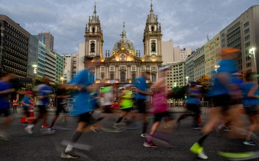 Maratonistas passam diante da Igreja da Candelária. Maratona 2020 será mais rápida. (Divulgação)