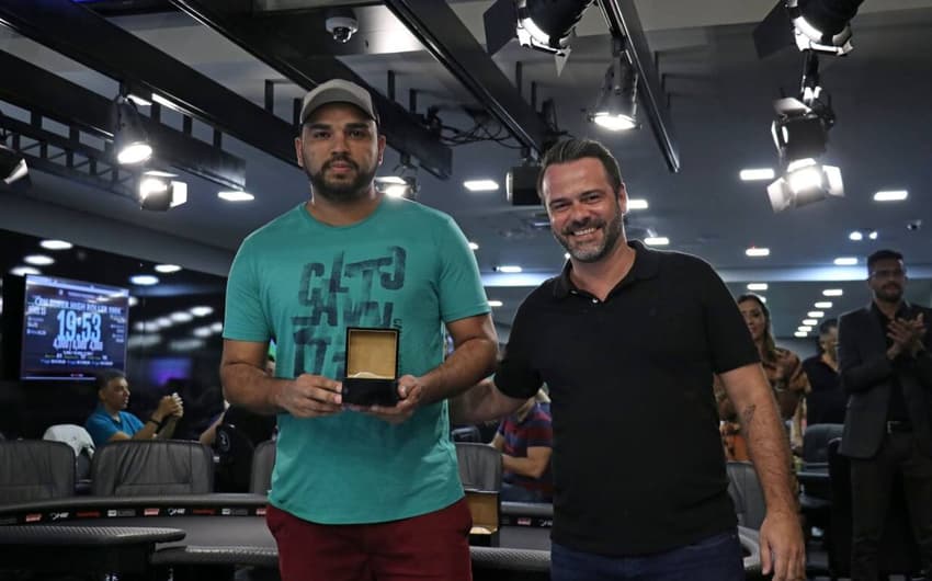 Campeão de Omaha em 2019, Rogger Taylor (esq.) recebe premiação de Paulo Dornellas em cerimônia no H2 Club&nbsp;