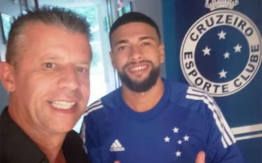 Machado já posou com a camisa do Cruzeiro após o acerto do Grêmio com a Raposa para liberar o jogador