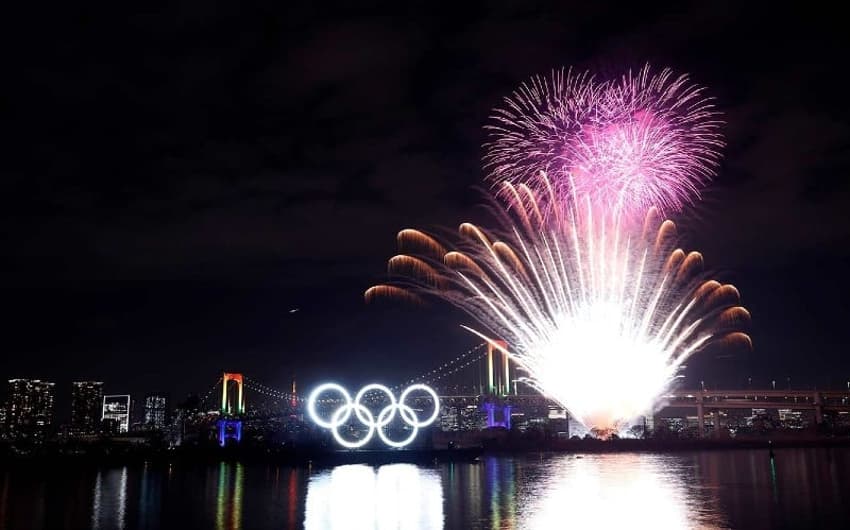 Anéis olímpicos iluminados na baia de Odaiba, com direito a fogos comemorando a marca de seis meses para a abertura de Tóquio-2020 (Crédito: Divulgação)