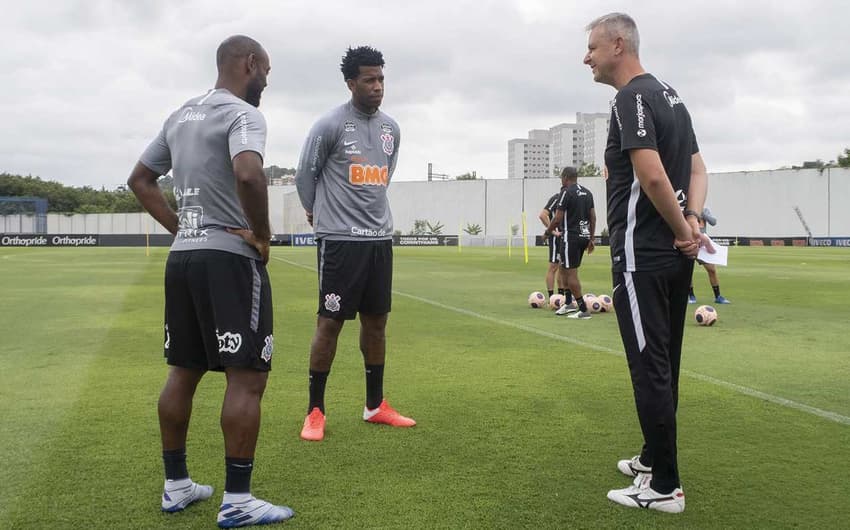 Técnico Tiago Nunes conversou bastante com os jogadores ao longo de toda a atividade