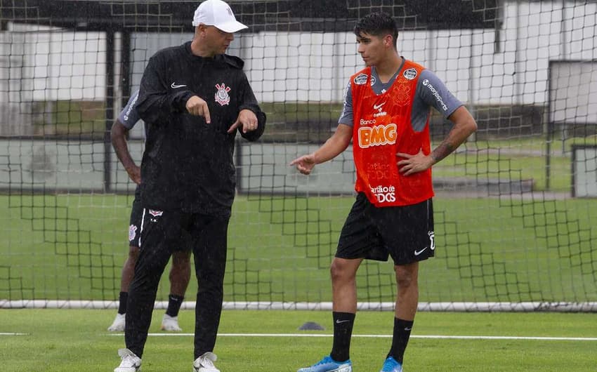 Araos terá algumas conversas com Tiago Nunes nas próximas semanas