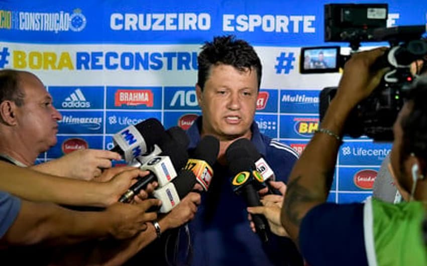 Adílson voltou a pedir paciência com os meninos do Cruzeiro após a má atuação diante do Patrocinense