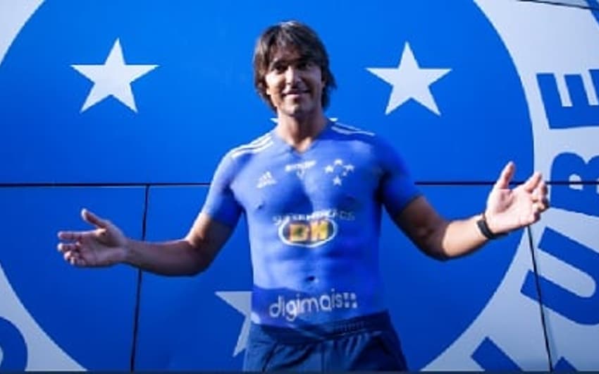 Marcelo Moreno chegou com a camisa do Cruzeiro pintada no corpo ao invés da tradicional ação de vestir o uniforme