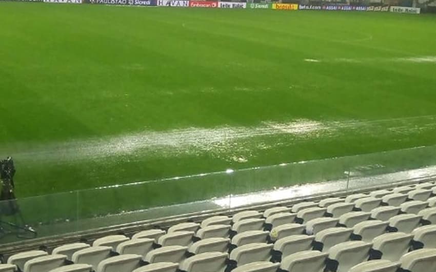 Situação do gramado da Arena Corinthians no intervalo da partida contra o Santo André