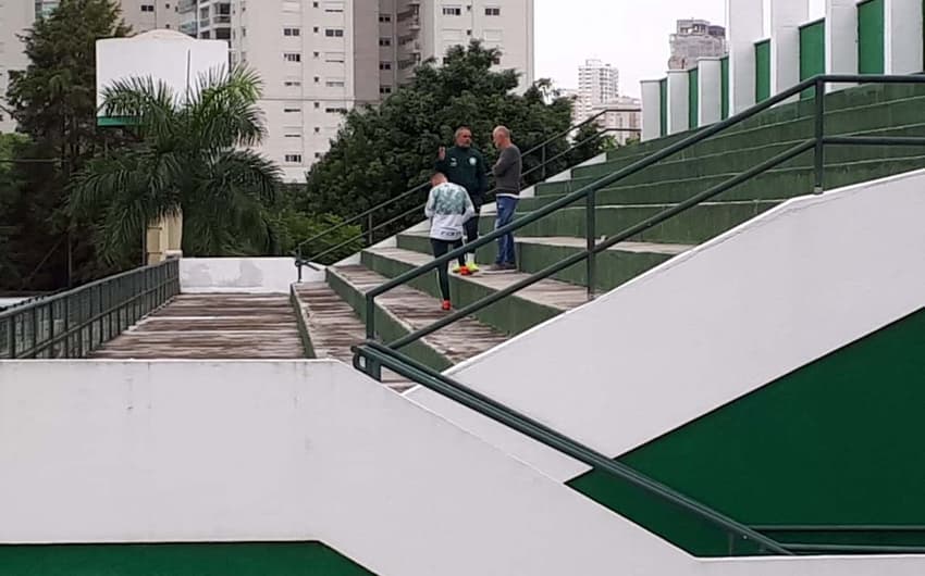 Taffarel conversa com o preparador de goleiros Oscar Rodriguez e o auxiliar Andrey Lopes