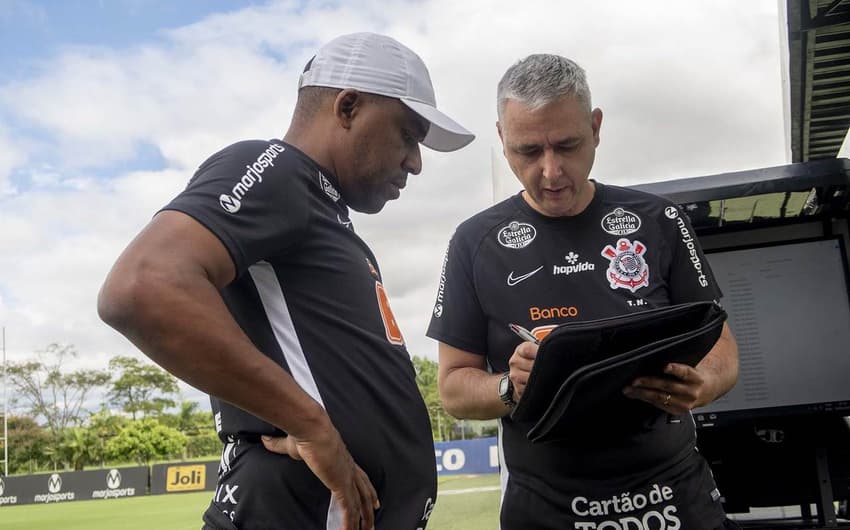 Tiago Nunes durante conversa com Kelly Guimarães, um de seus auxiliares no Corinthians
