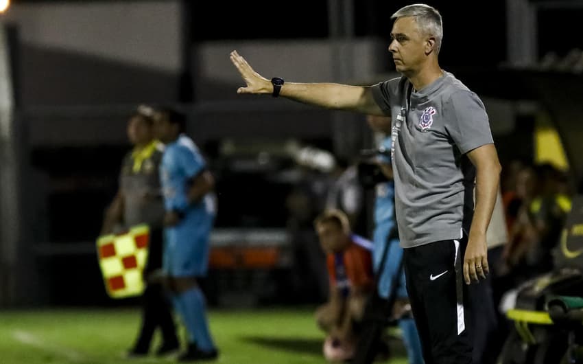 Tiago Nunes está em uma situação cada vez mais complicada no Corinthians