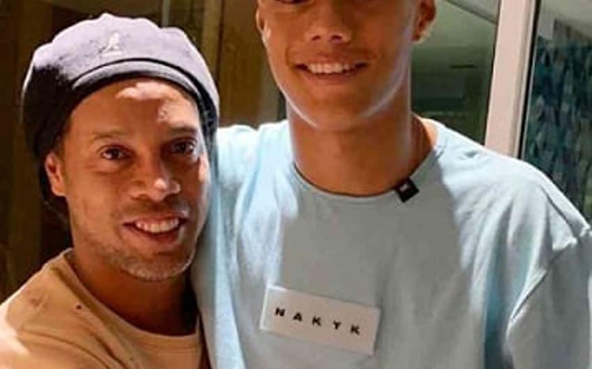 João, com R10, joga na base do Cruzeiro, enquanto o pai é ídolo do rival Atlético-MG