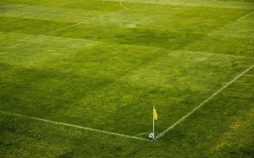 Bola em campo de futebol vazio