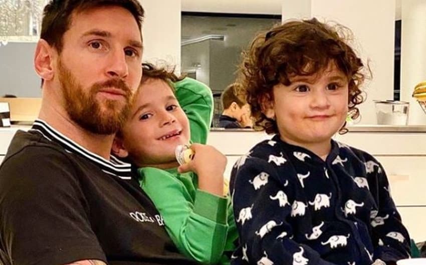 Lionel Messi posa com filhos em campanha de prevenção ao coronavírus