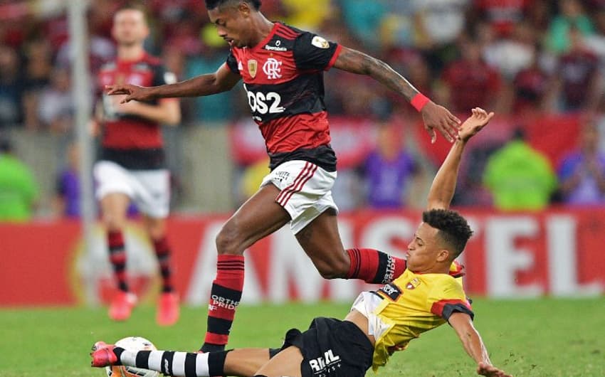Bruno Henrique disputa a bola em partida do Flamengo na Libertadores