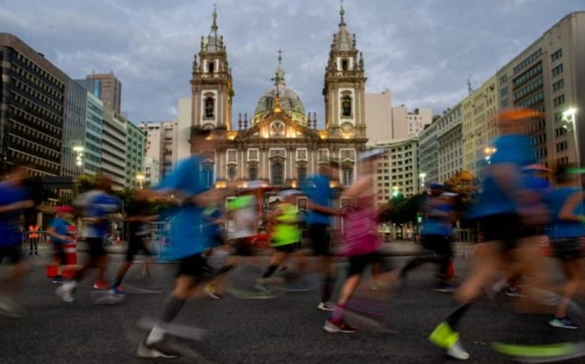 Maratonistas passam diante da Igreja da Candelária. (Divulgação)