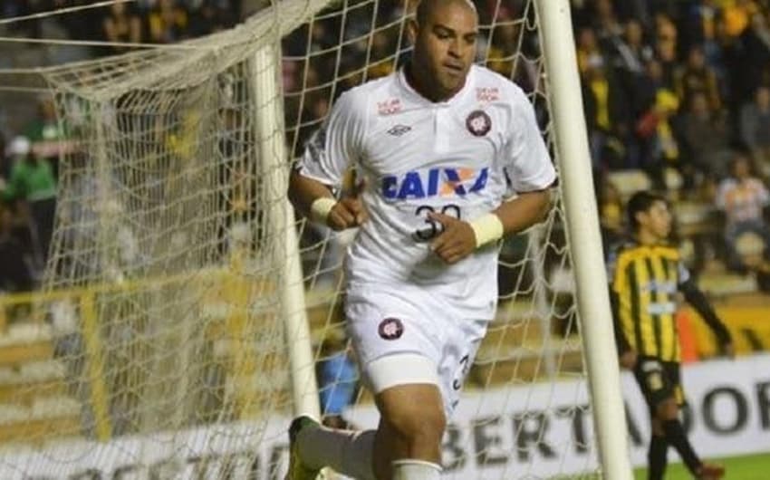 Pelo Athletico-PR em 2014, Adriano Imperador fazia último gol como profissional