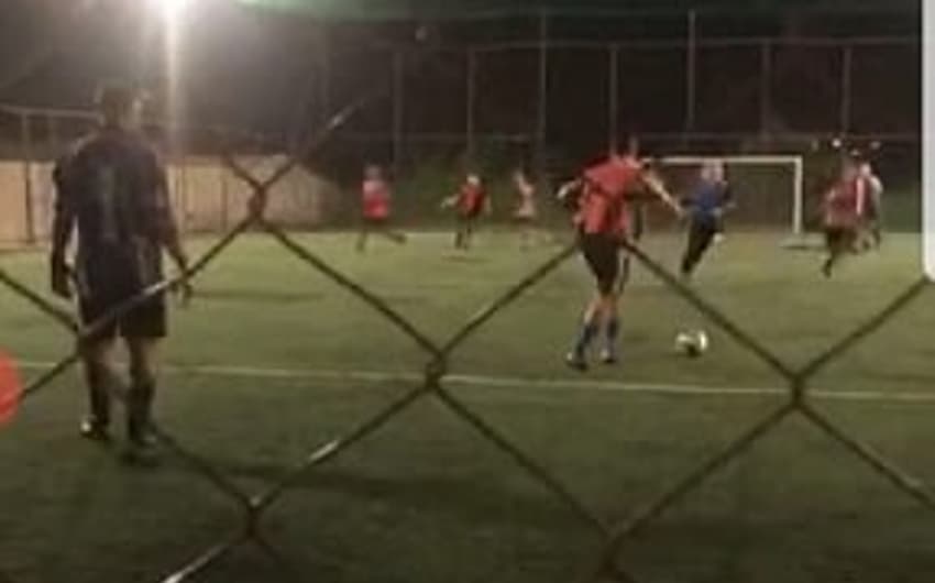 Otero e Cazares foram filmados jogando futebol em uma quadra na cidade de Santa Luzia, região metropolitana de BH