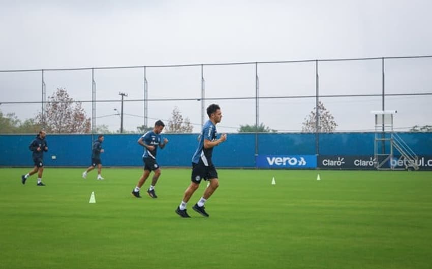 Jogadores mantêm distanciamento em treino do Grêmio