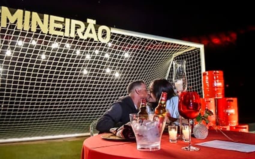 Thiago - cruzeirense - e a Bárbara - atleticana - em jantar surpresa no gramado do “Gigante da Pampulha”.
