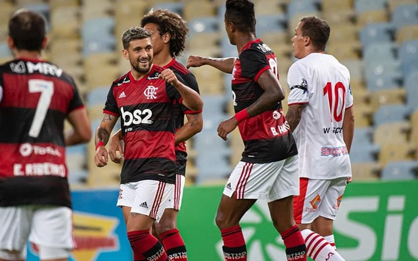Flamengo passou fácil pelo Bangu diante de um Maracanã vazio