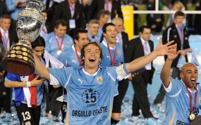 Lugano levantando a taça da Copa América de 2011