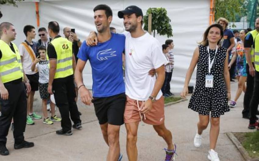 Novak Djokovic e Grigor Dimitrov caminham abraçados em Belgrado