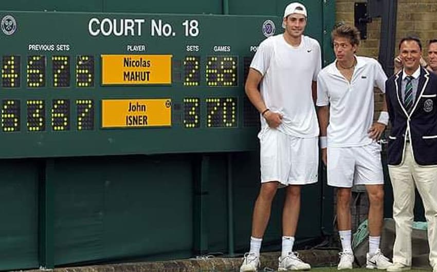 John Isner, Mohamed Layhani e Nicolas Mahut no início da partida que duraria 3 dias em Wimbledon