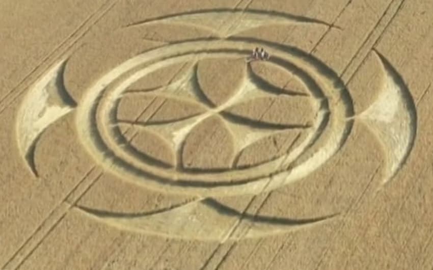 Campo de trigo na França lembra cruz do vasco
