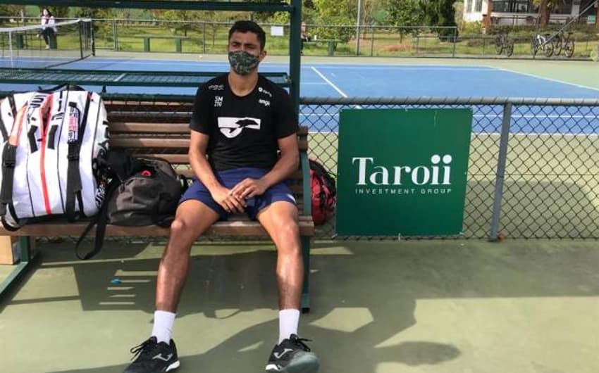 Thiago Monteiro em treino da ADV Tennis em Itajaí