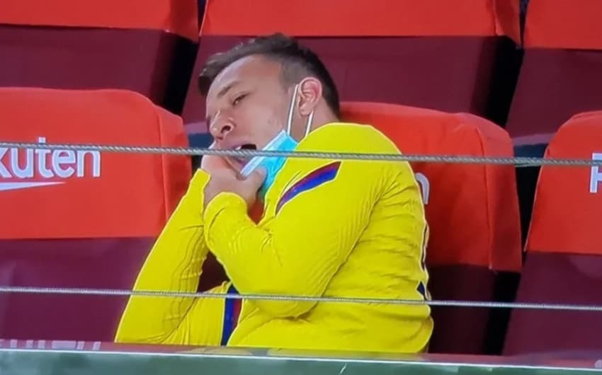 Arthur bocejando no banco de reservas em derrota do Barcelona para o Osasuna